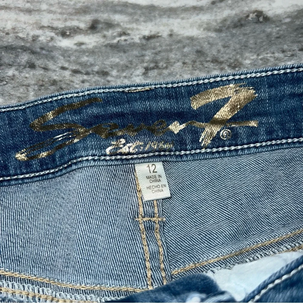Seven7 weekend shorts light wash distressed jean shorts size 12